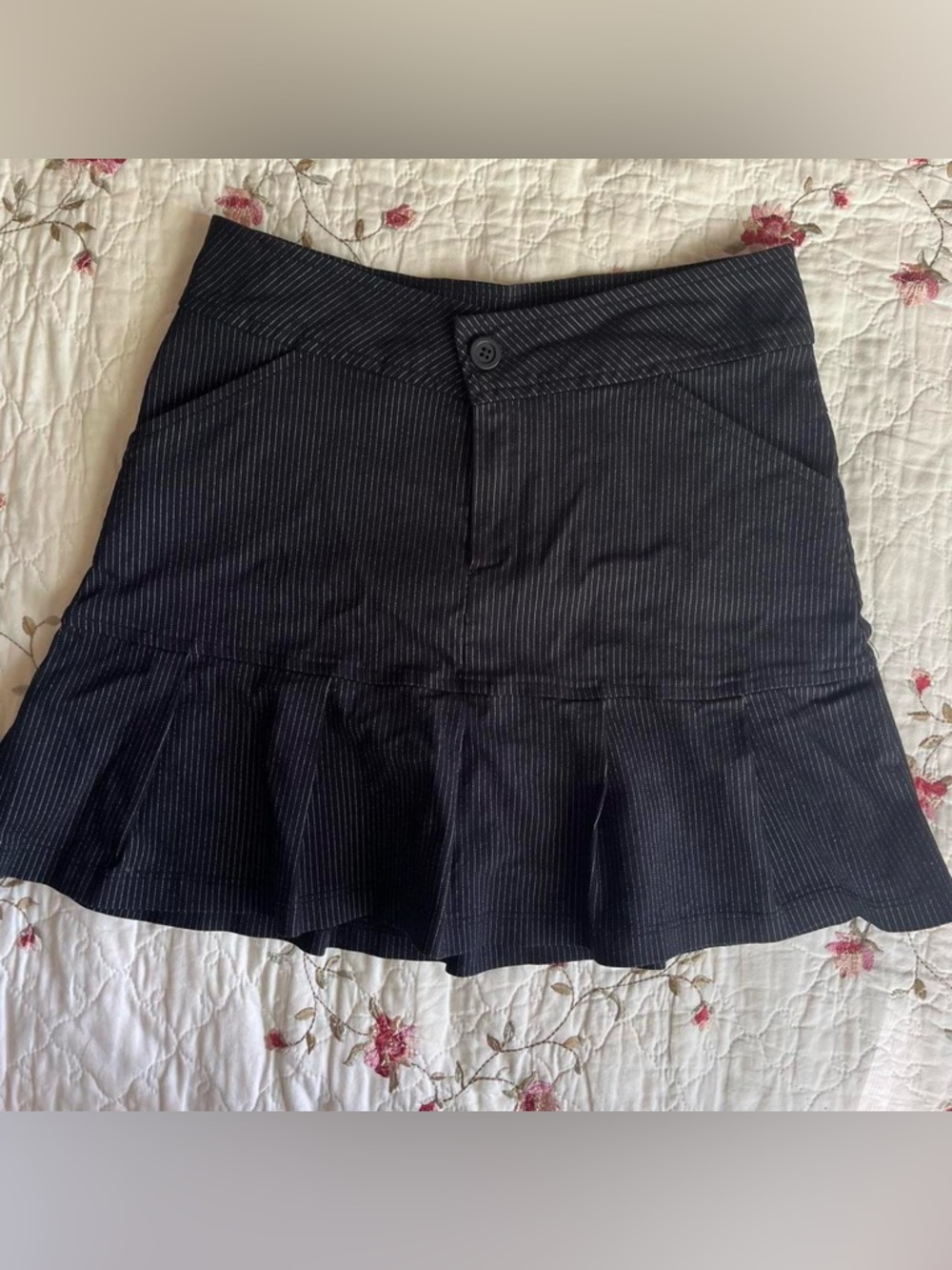 2000s Y2K Black Pinstripe Mini Skirt with Ruffle Hem